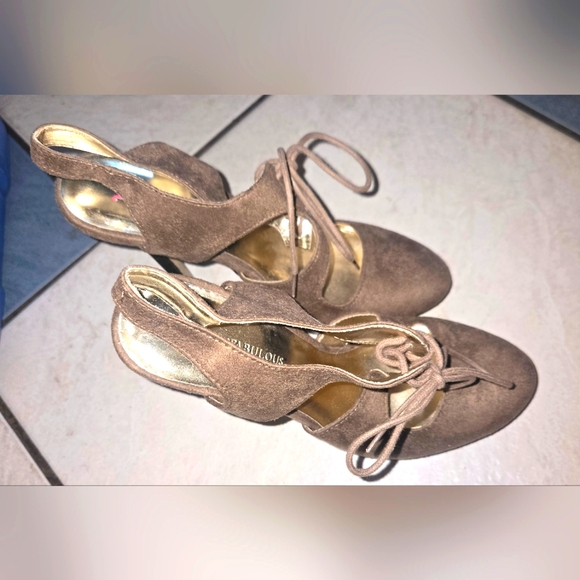 Womens sz.9 Beige suede platform heels. - Picture 9 of 10